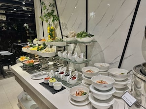 Se ofrece un desayuno bufé todos los días (por un coste adicional)