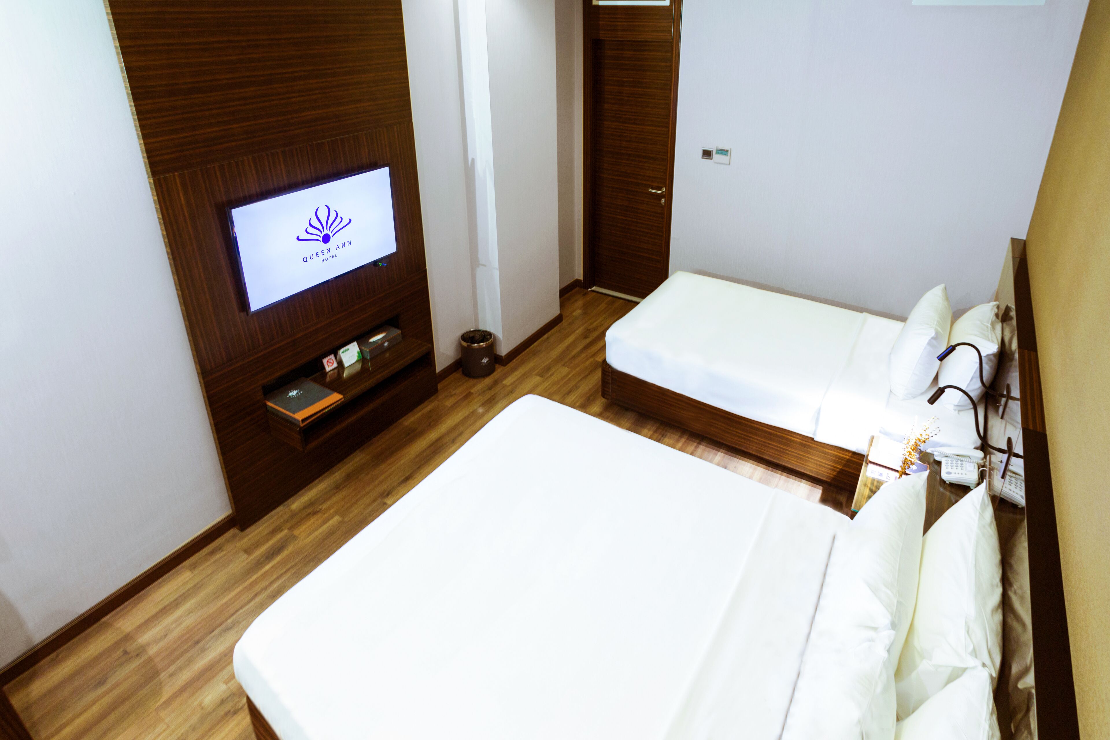 Habitación triple superior, sin ventanas | Minibar, caja de seguridad en la habitación y decoración personalizada 