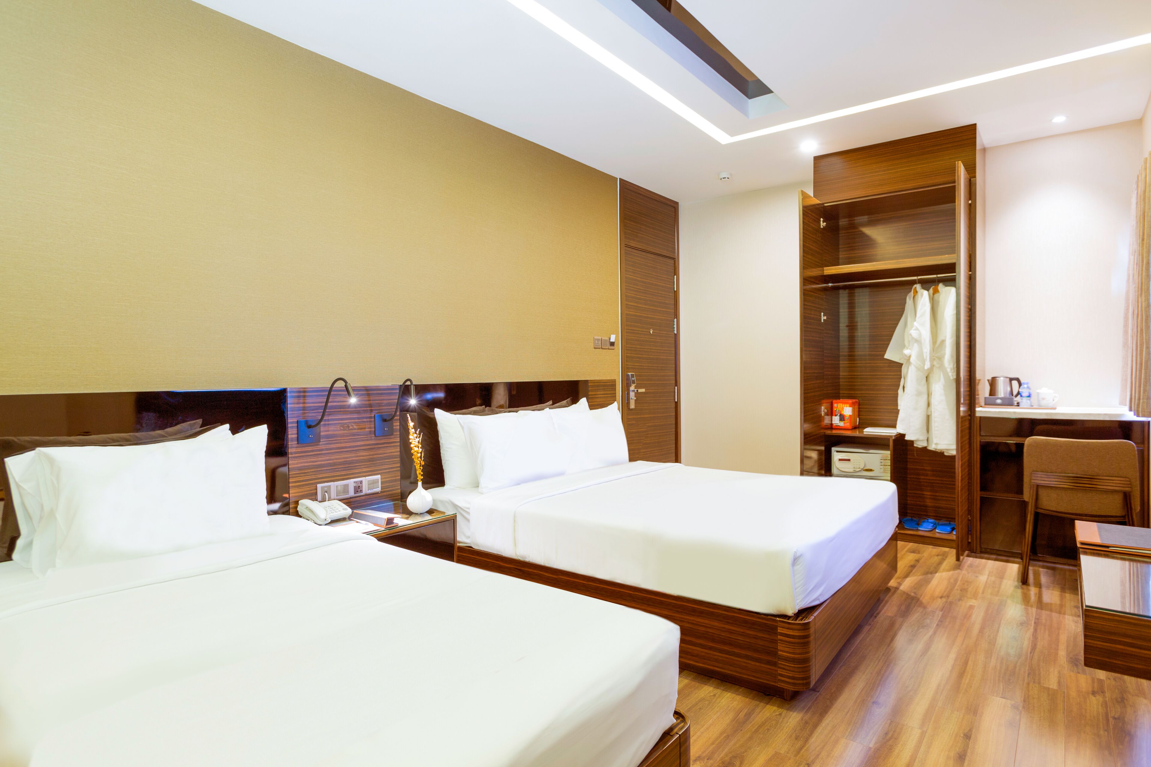 Habitación triple Deluxe | Minibar, caja de seguridad en la habitación y decoración personalizada 