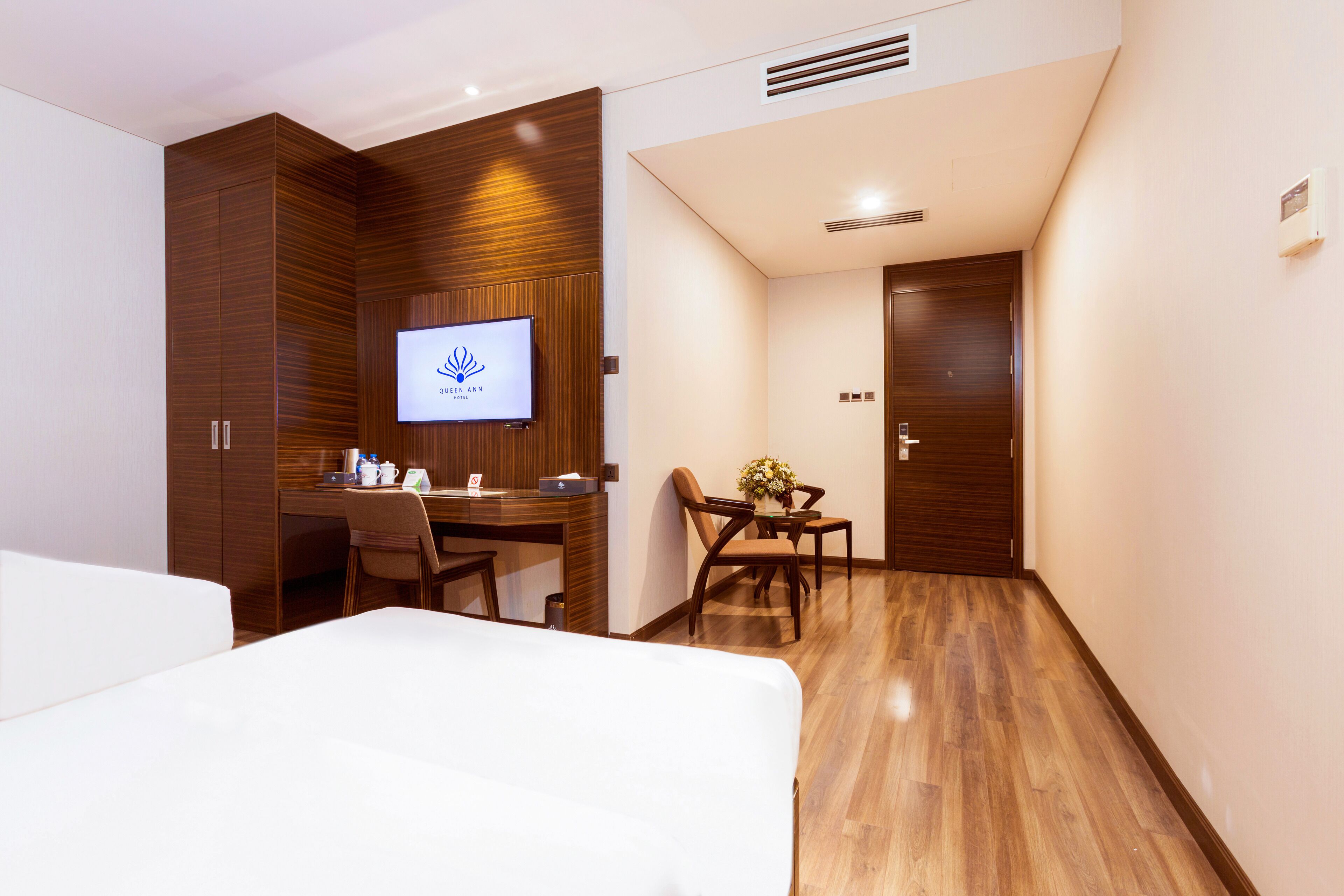 Habitación triple Premier | Minibar, caja de seguridad en la habitación y decoración personalizada 