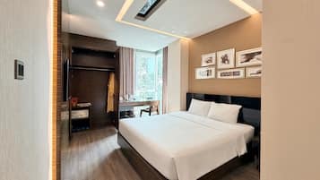 Deluxe Double Room, Non Smoking | Minibar, in-room safe, individually decorated, individually furnished