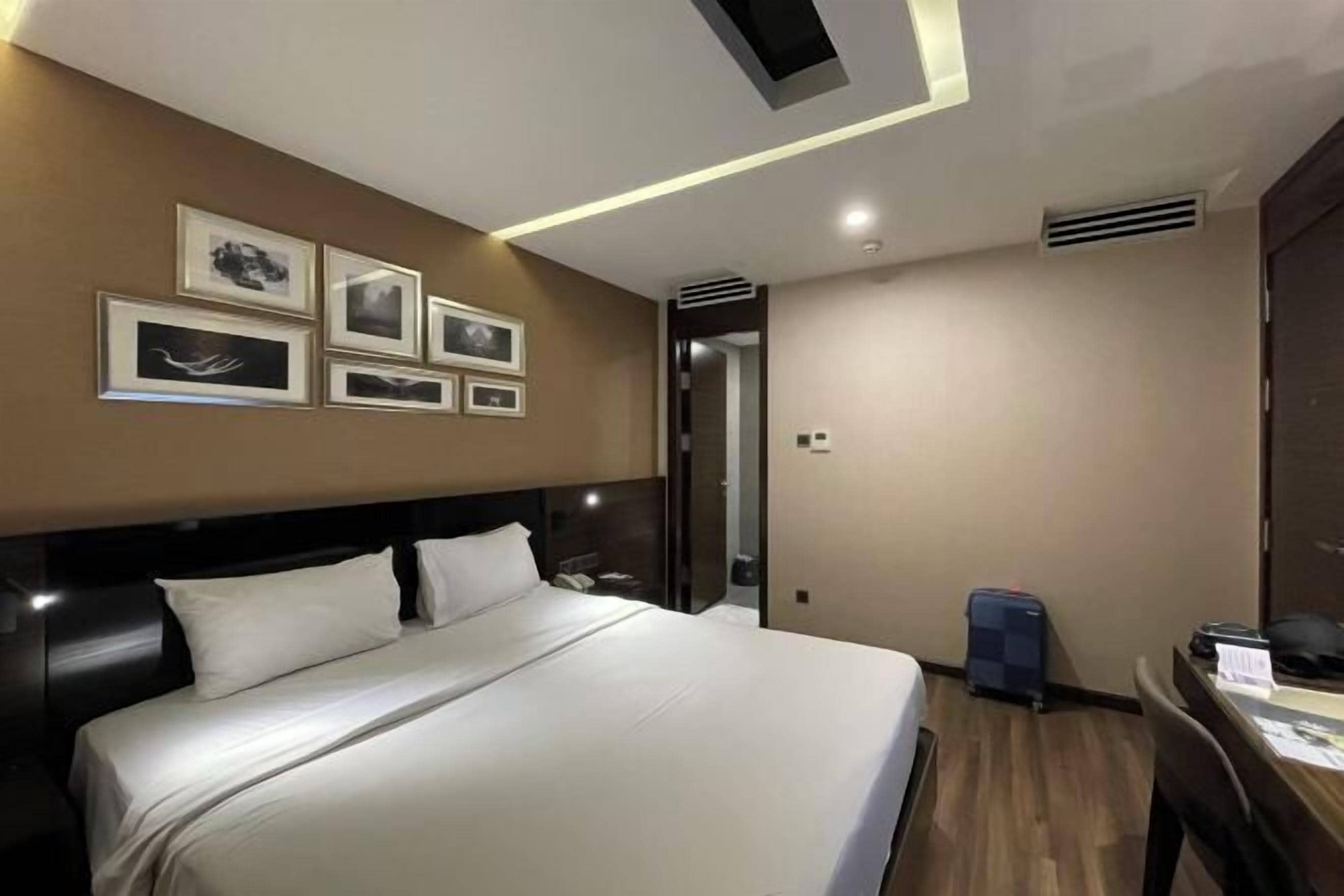 Minibar, caja de seguridad en la habitación y decoración personalizada 