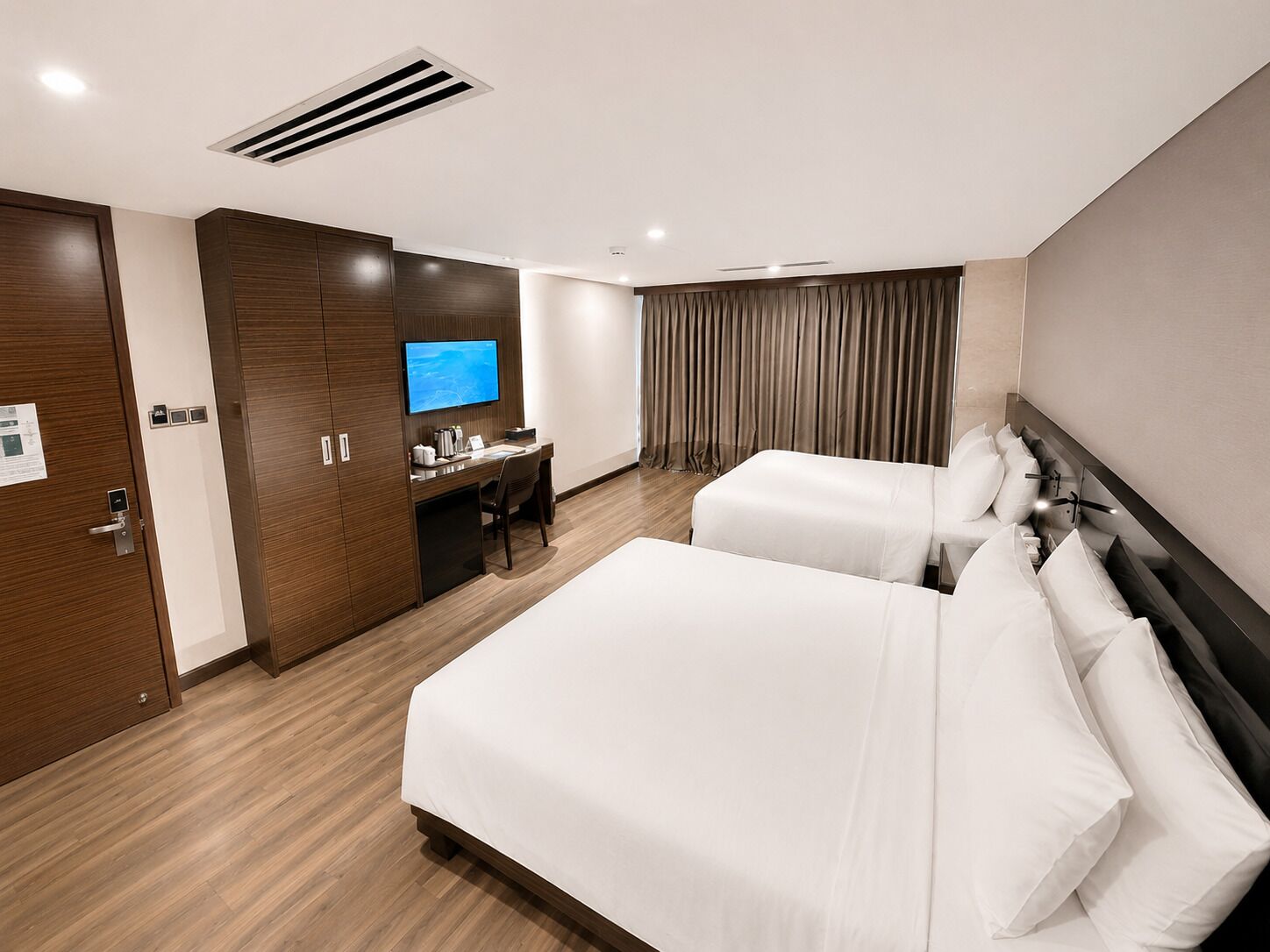 Chambre quadruple Premier, vue sur la ville (Premier Family) | Minibar, coffre-fort, décor unique, ameublement unique
