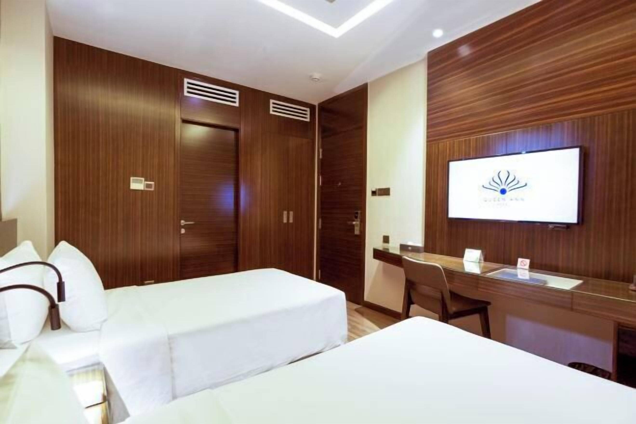 Minibar, caja de seguridad en la habitación y decoración personalizada 