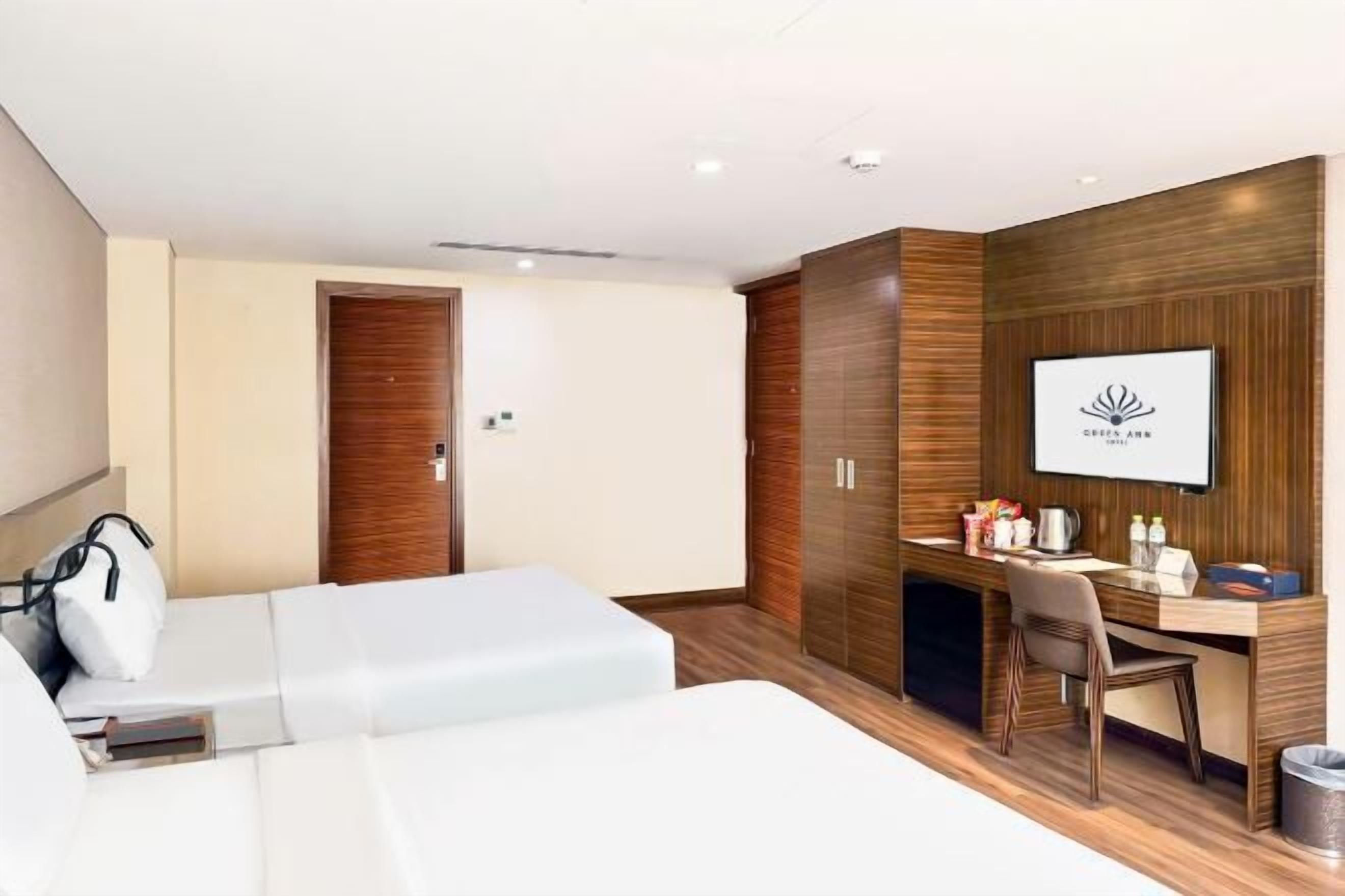 Minibar, caja de seguridad en la habitación y decoración personalizada 