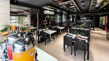 Ze serveren er ontbijt, lunch en diner