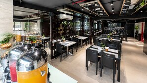 Phục vụ bữa sáng, bữa trưa và bữa tối 