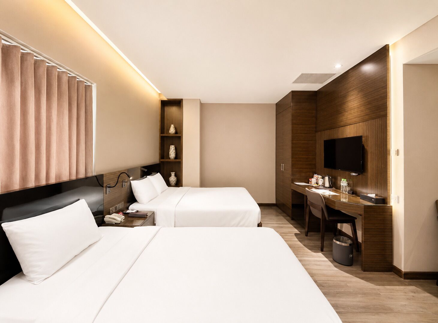 Chambre triple Premier | Minibar, coffre-fort, décor unique, ameublement unique