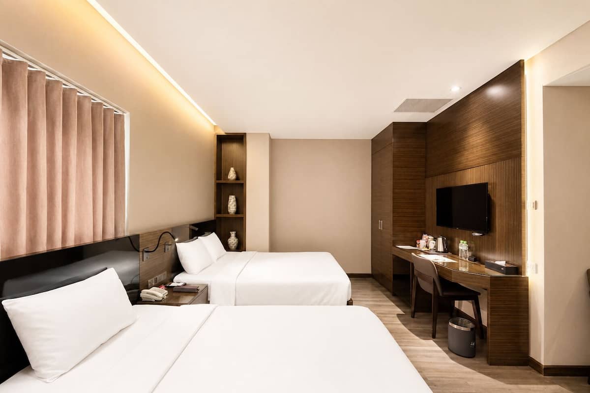 Chambre triple Premier | Minibar, coffre-fort, décor unique, ameublement unique