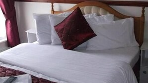 Desk, iron/ironing board (on request), cribs (free), WiFi (free) - Lynwood Hotel (Blackpool)