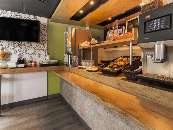 Petit déjeuner buffet (7.5 EUR par personne)