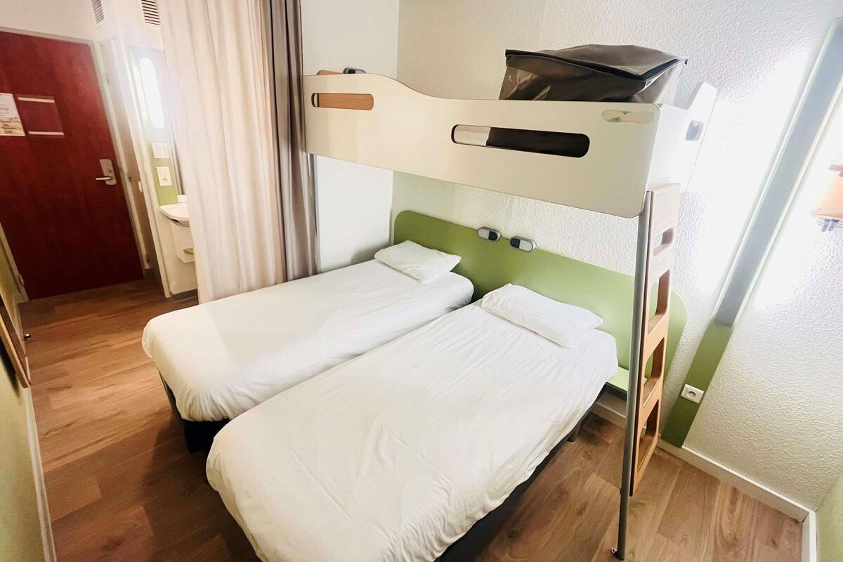 Triple Room, 3 Twin Beds | Desk, blackout drapes, soundproofing, iron/ironing board (on request)