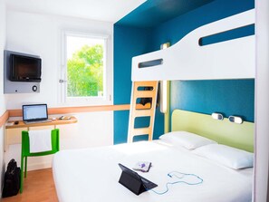 Kamar Triple, Beberapa Tempat Tidur | Meja kerja, tirai kedap cahaya, kedap suara, dan setrika/meja setrika