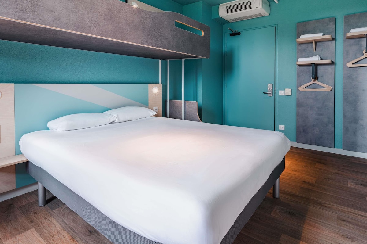 Chambre triple, Plusieurs lits | Bureau, rideaux dâobscurcissement, systĂšme dâinsonorisation