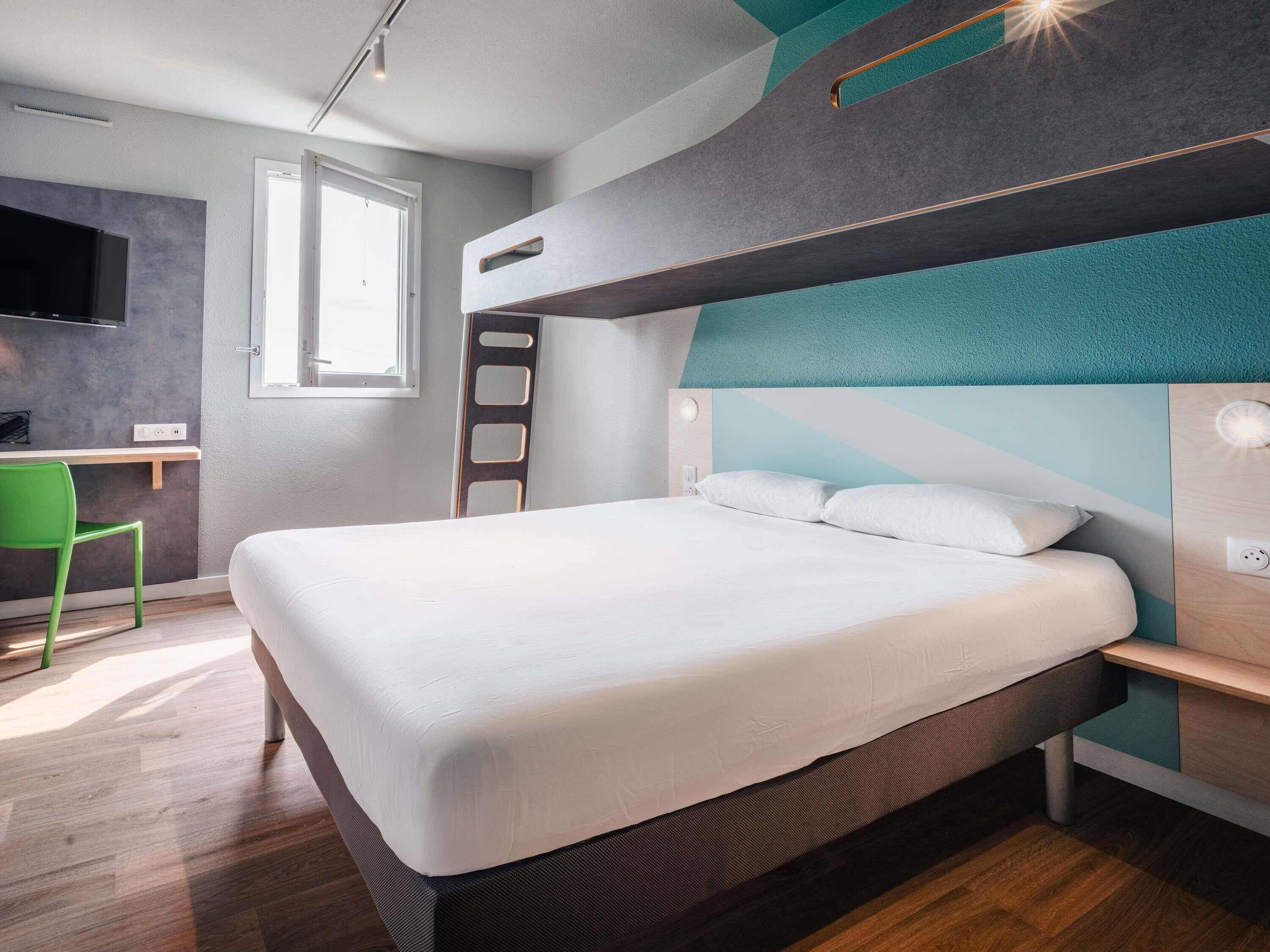 Habitación triple, varias camas | Escritorio, cortinas opacas, sistema de insonorización
