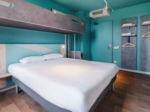 Ein modernes Schlafzimmer mit Etagenbett, einem Kleiderschrank mit Spiegel und einem an der Decke montierten Projektor.