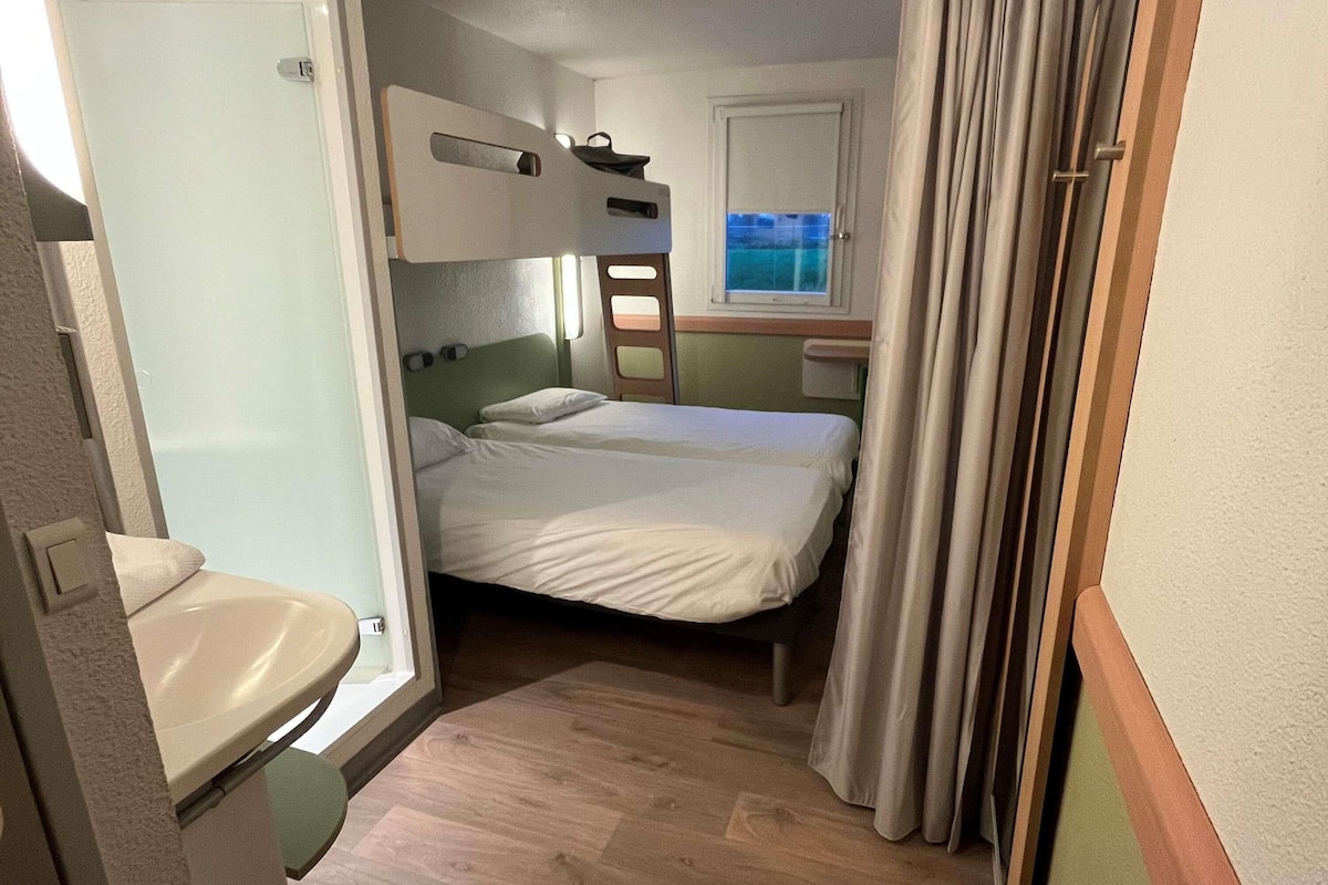 Triple Room, 3 Twin Beds | Desk, blackout drapes, soundproofing, iron/ironing board