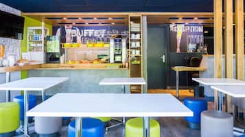 Frukostbuffé varje dag (EUR 7.5 per person)