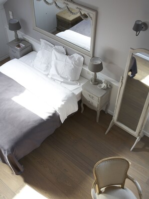 Copriletto in piuma, materassi Select Comfort, minibar, una scrivania