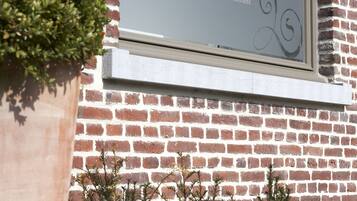 A brick building with a sign that reads "Cimbarsaca Bed & Breakfast".