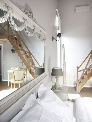 Kahden hengen huone | Untuvapeitot, Select Comfort -patjalliset sängyt, minibaari, työpöytä