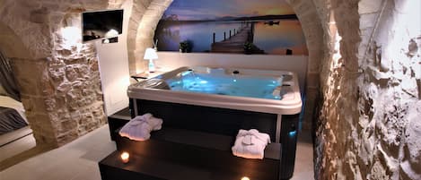 Luxury Suite, 1 Bedroom, Jetted Tub | Private spa tub