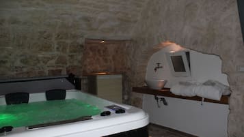 Suite with sauna | Private spa tub
