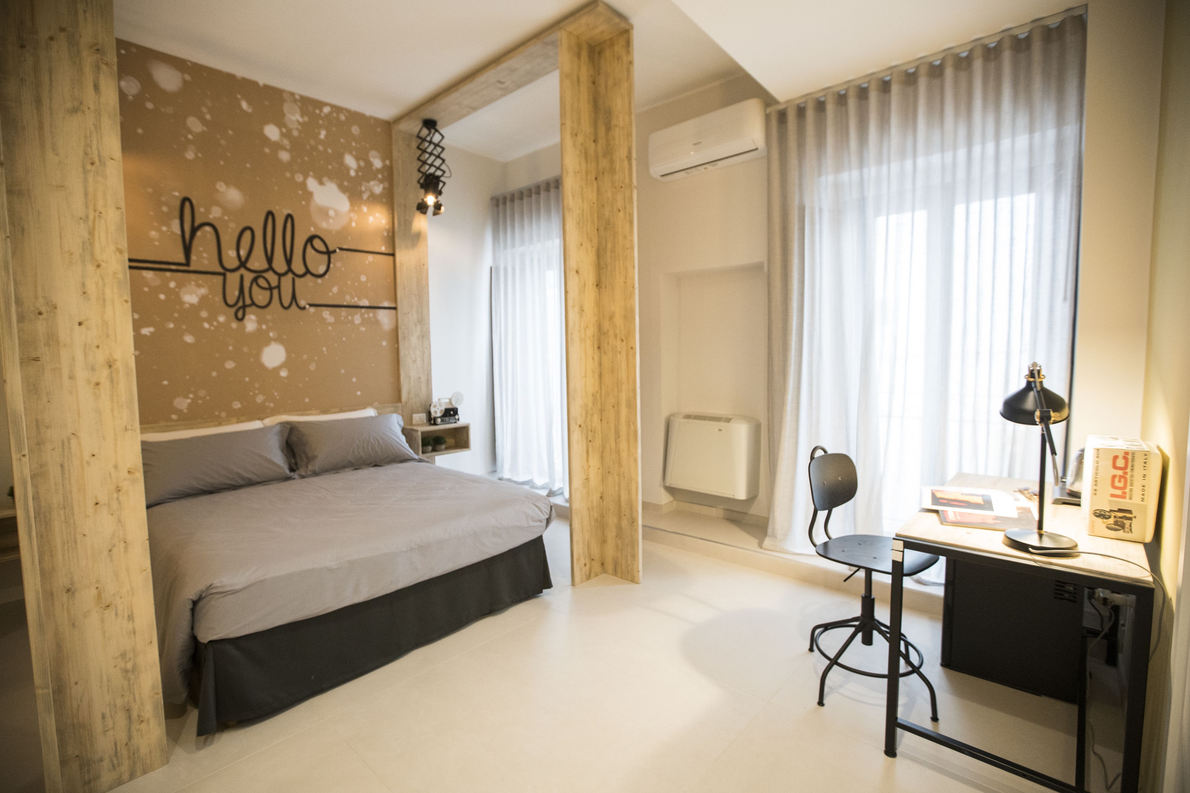 Une chambre à coucher moderne avec un lit, un bureau et une chaise.