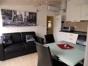 Double Room | Living room | 32-inch TV with digital channels - Albergo Diffuso Dimora Rossi (Turi)