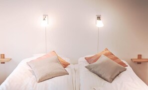 Premium bedding, pillowtop beds, individually decorated - Flygplatshotellet (Harryda)