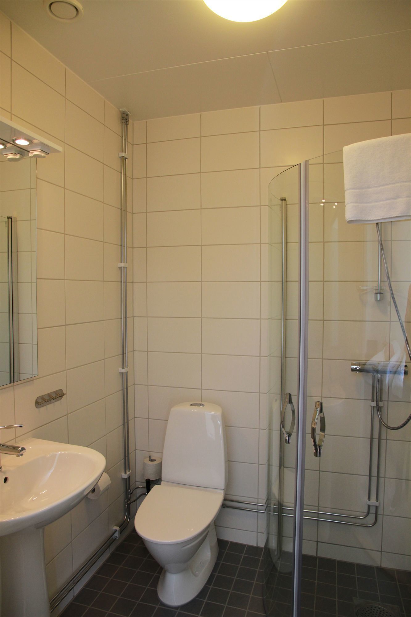 shower, free toiletries, hair dryer