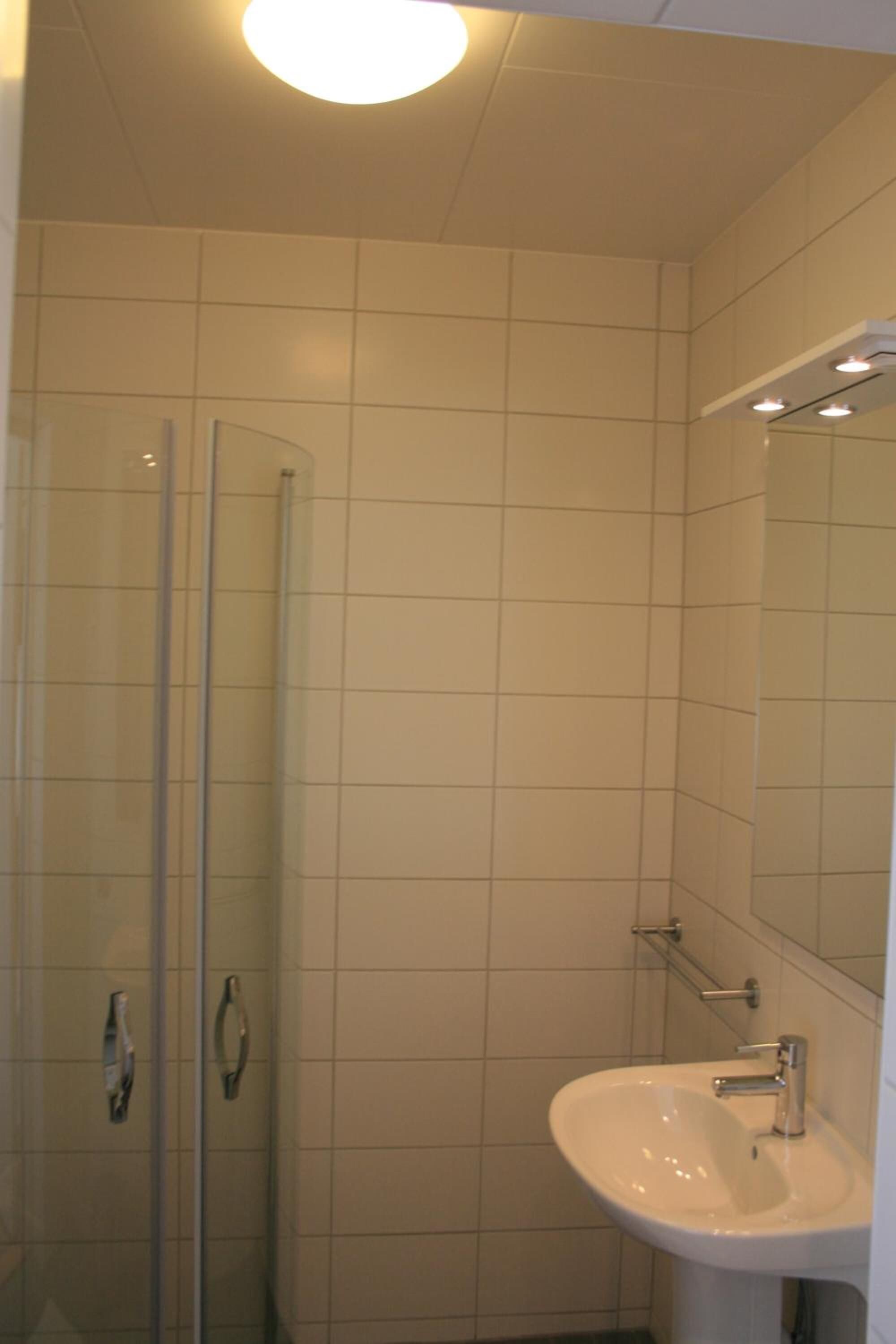 shower, free toiletries, hair dryer