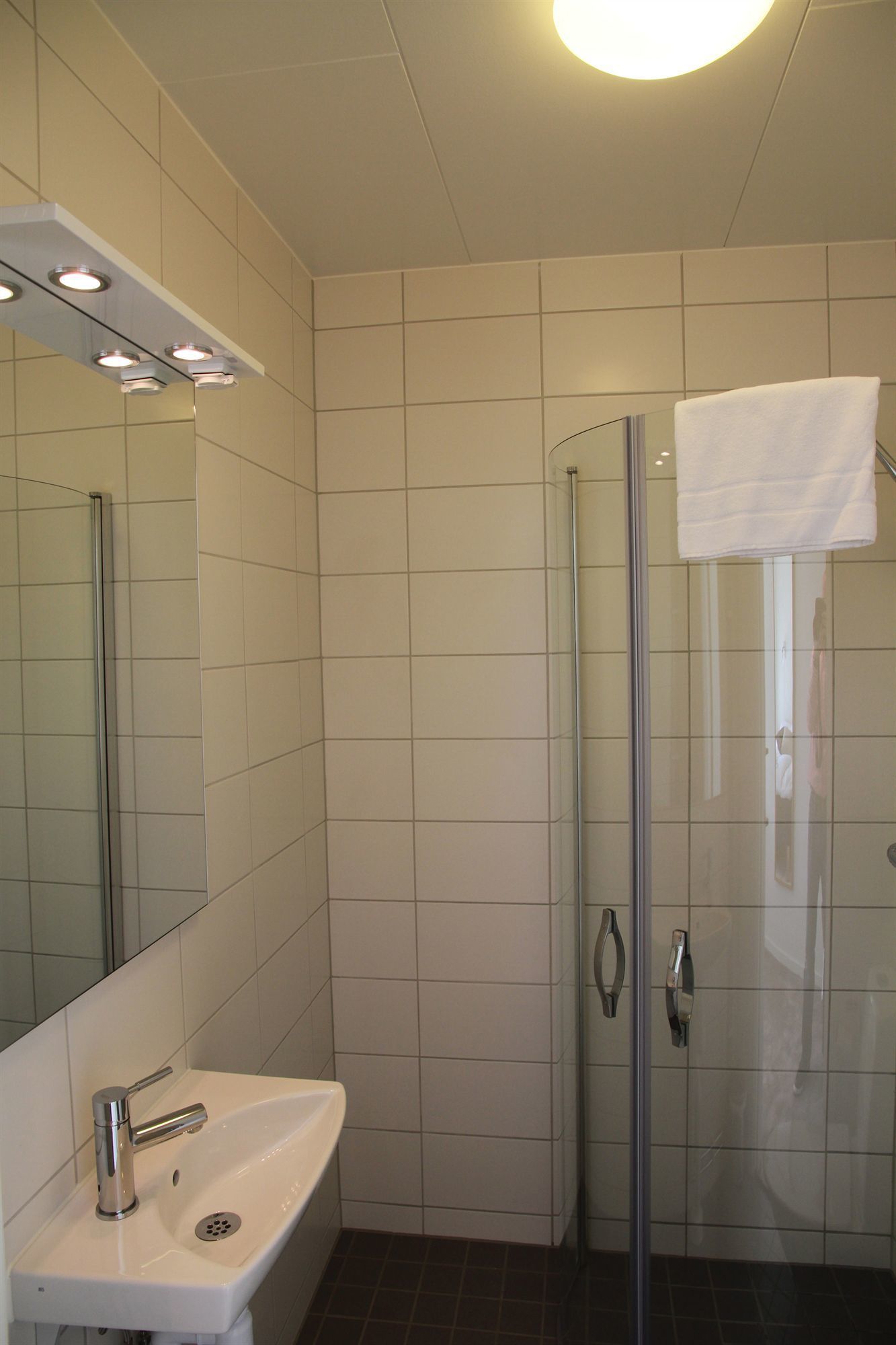 shower, free toiletries, hair dryer