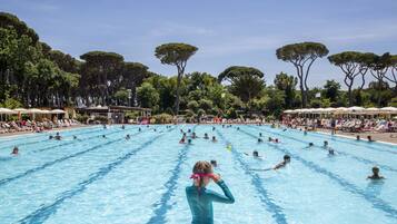 6 piscine all'aperto, ombrelloni da piscina, lettini