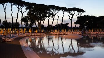 6 piscine all'aperto, ombrelloni da piscina, lettini