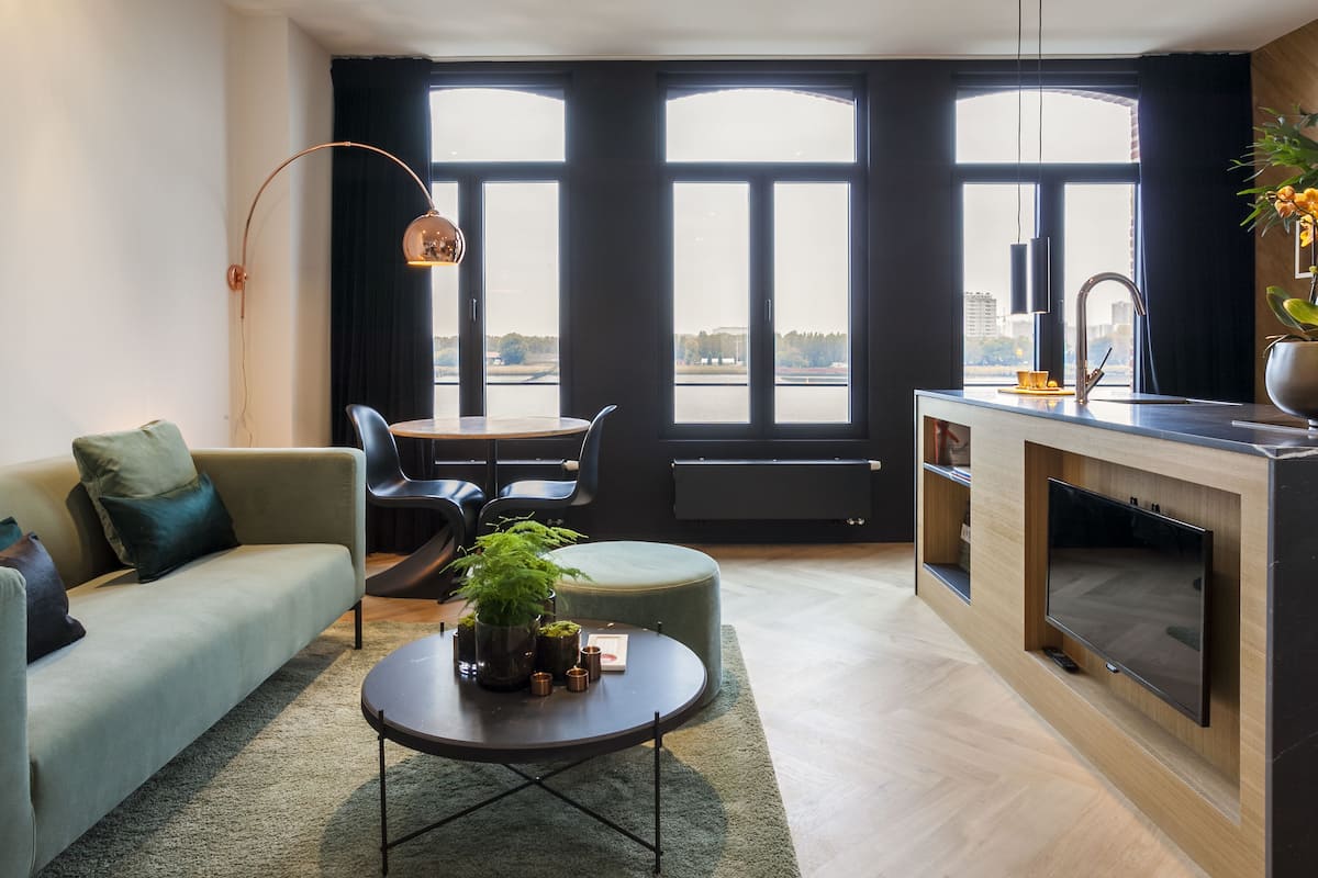 City Deluxe Suite, Riverview | 客廳 | 40-吋電視，提供有線頻道