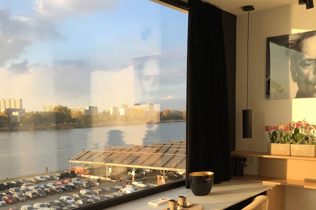 Panoramic Riverside Room | 高級寢具、記憶床墊、免費無線上網、獨特裝潢