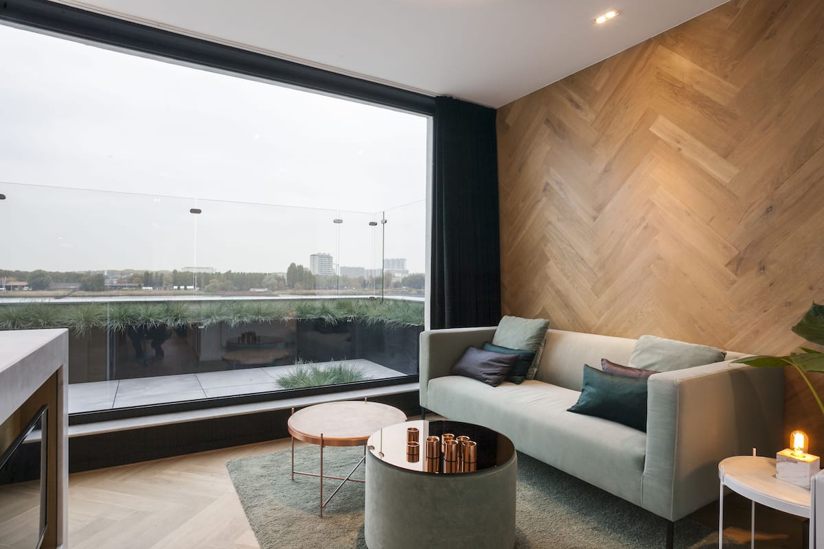 Terrace Suite, Amazing Riverview | Woonkamer | Een 40-inch televisie met kabelzenders