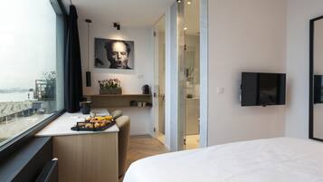 Panoramic Riverside Room | Premium bedding, memory foam beds, individually decorated, free WiFi