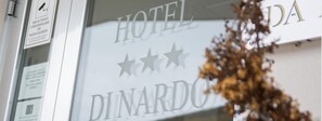 A hotel sign with the name 'HOTEL DINARDO' and three stars. - Hotel Di Nardo (Petacciato)