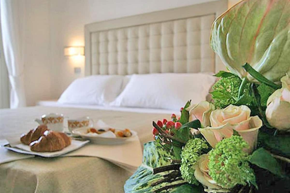 standard double or twin room, balcony | minibar, in-room safe, desk, soundproofing