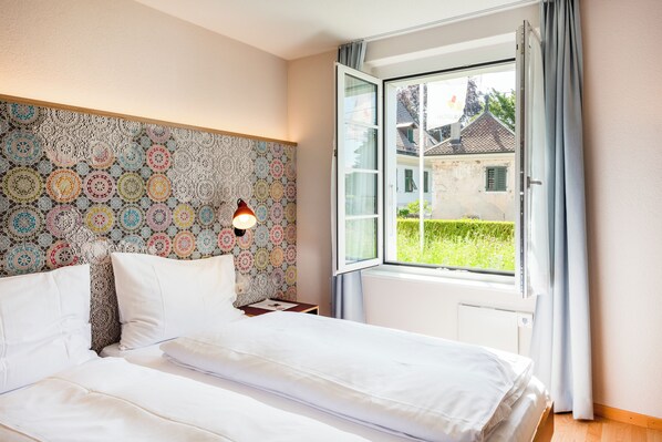 Double room Street side | Ropa de cama hipoalergénica y decoración personalizada 