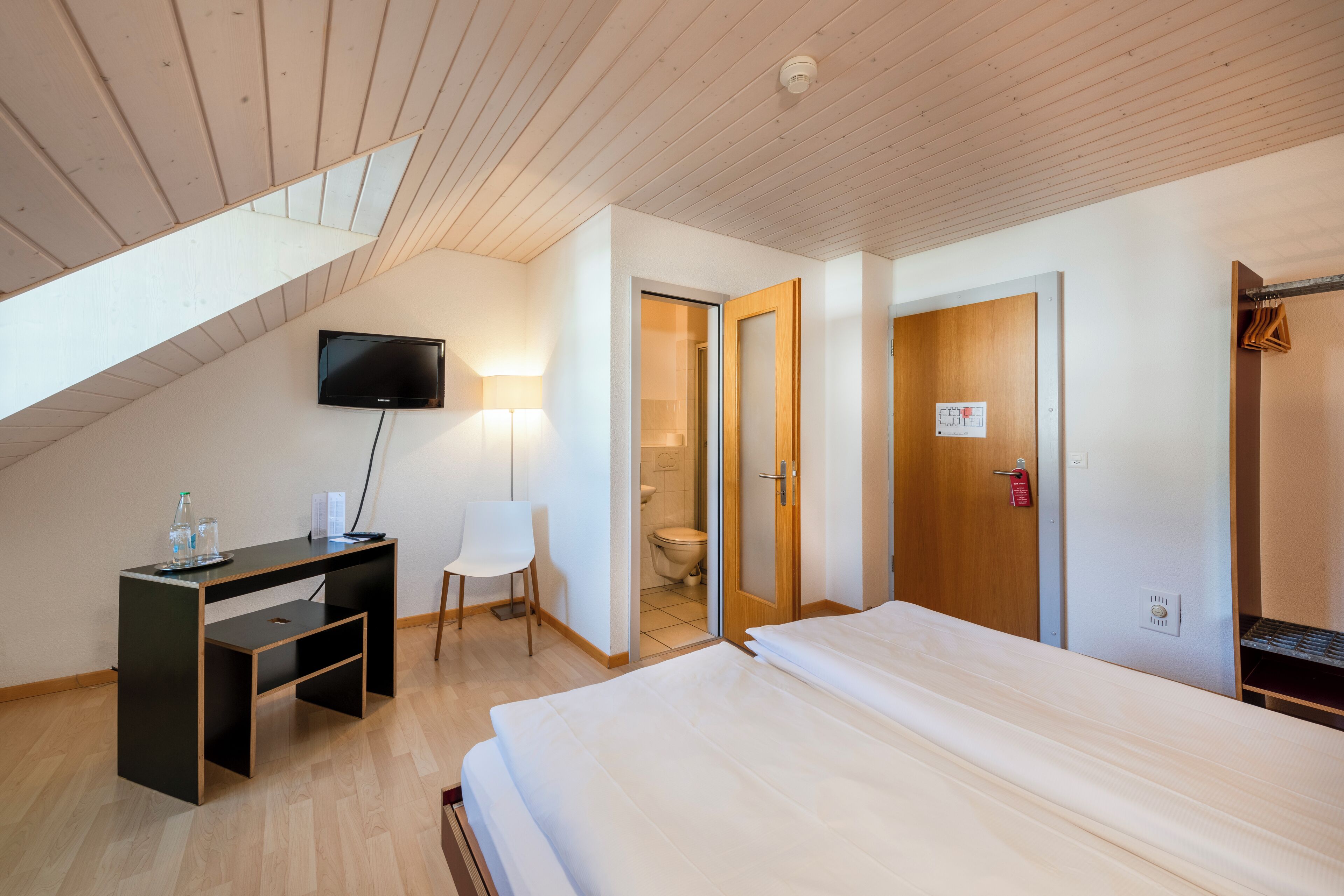 Habitación triple familiar | Ropa de cama hipoalergénica y escritorio