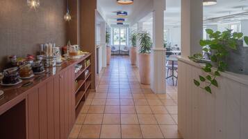 Petit déjeuner buffet (18.5 CHF par personne)