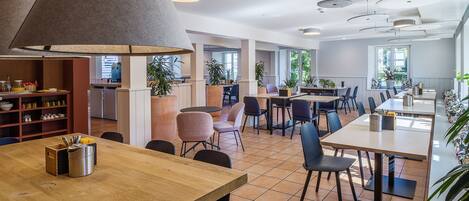 Café da manhã com buffet diário (CHF 18.5 por pessoa)