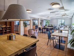 Café da manhã com buffet diário (CHF 18.5 por pessoa) 
