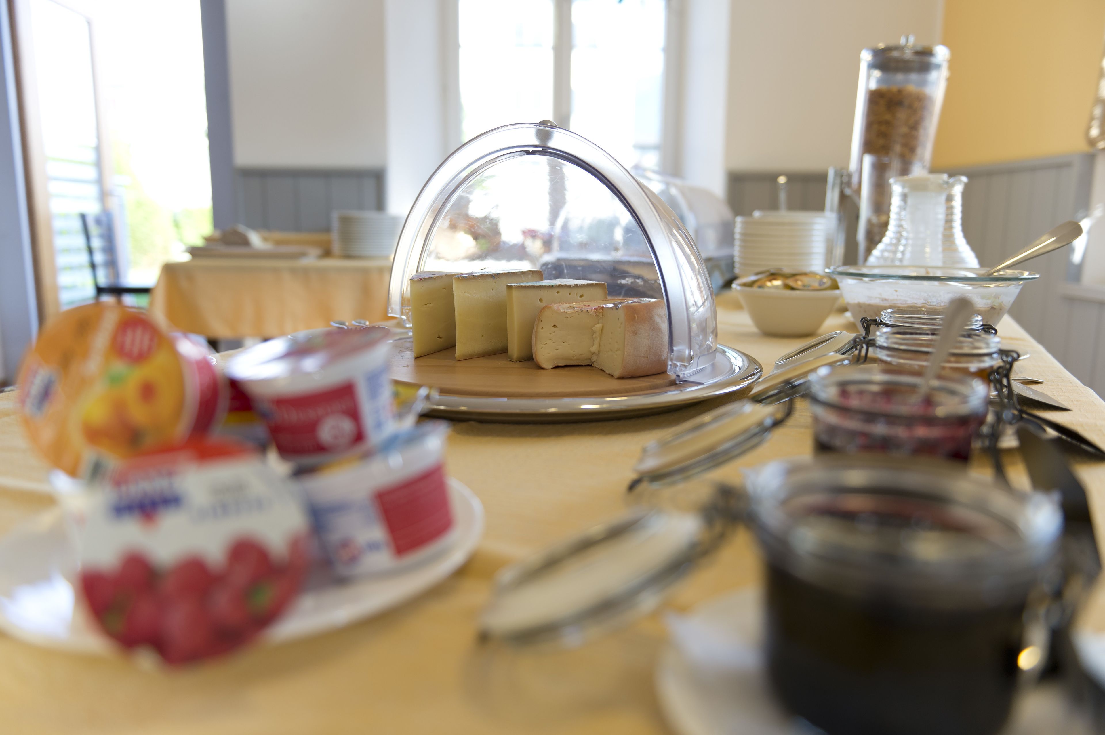 Un buffet de petit-déjeuner proposant une variété d'aliments et d'ustensiles.