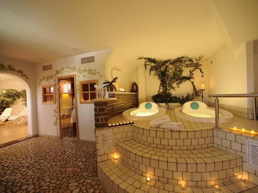 Sauna, hot tub, steam room