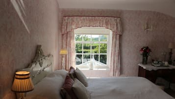 Double Room, Jetted Tub | 1 bedroom, individually decorated, individually furnished, desk