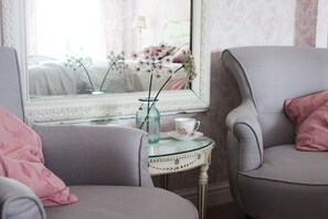 Habitación doble, hidromasaje | Decoración personalizada, muebles diferentes y escritorio 